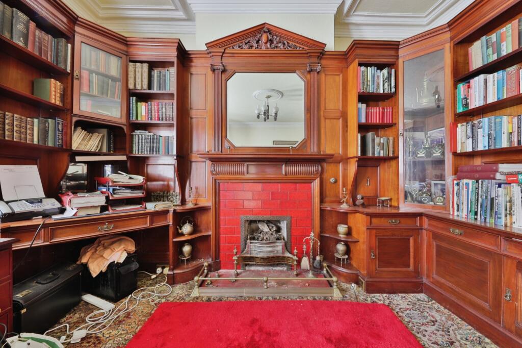 6 bed Detached