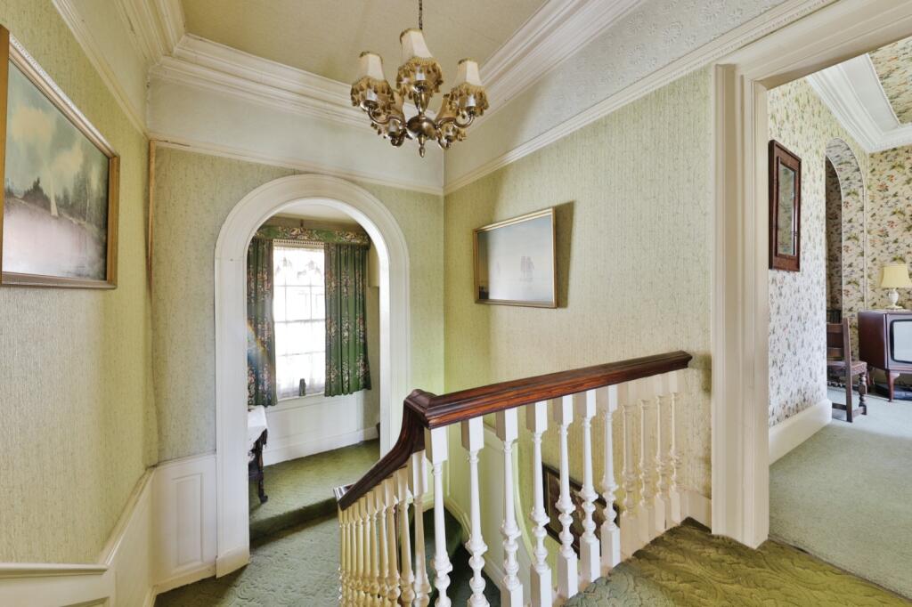 6 bed Detached