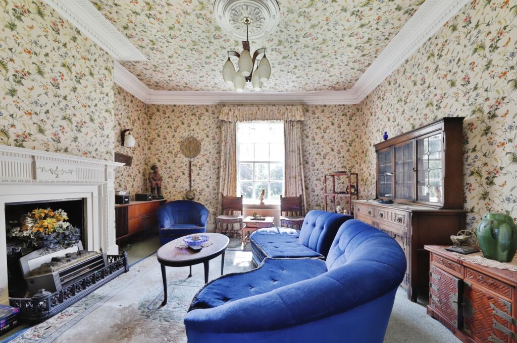 6 bed Detached