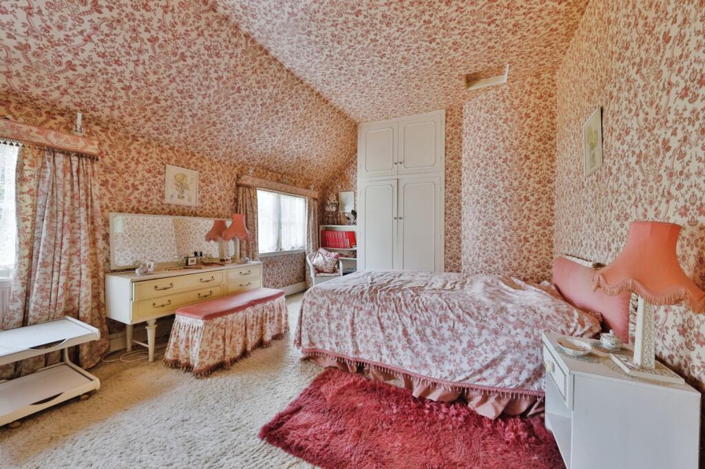 6 bed Detached