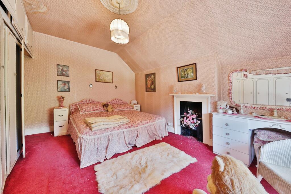 6 bed Detached