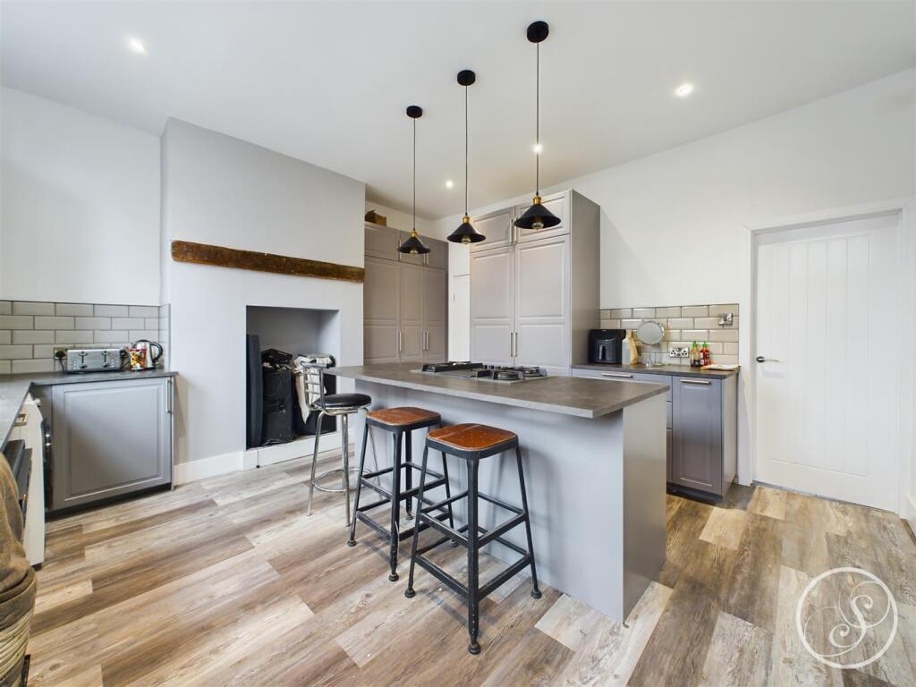 4 bed End of Terrace