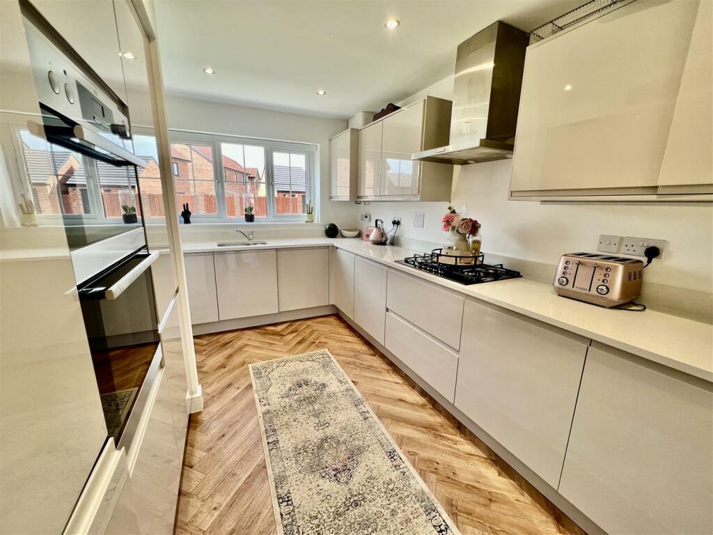 4 bed Detached