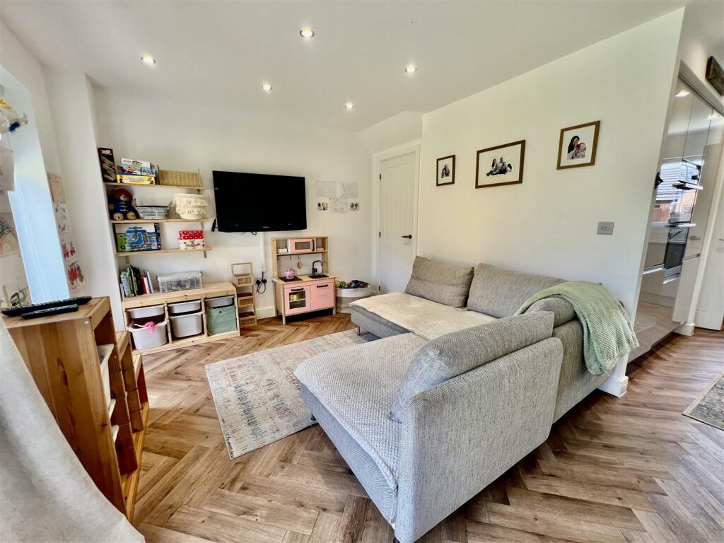 4 bed Detached