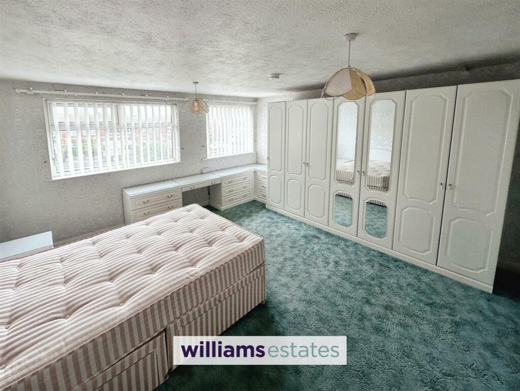 4 bed Mixed Use
