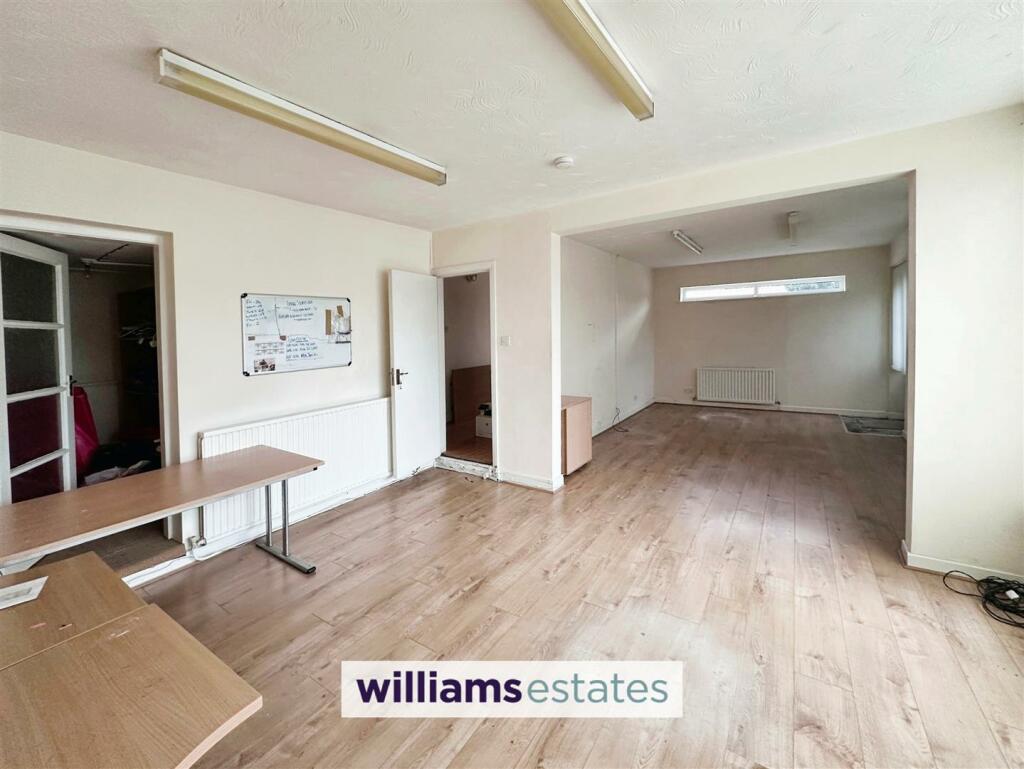 4 bed Mixed Use