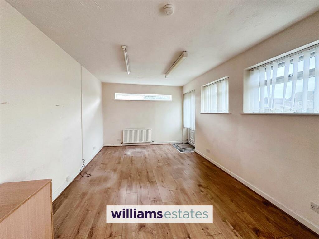 4 bed Mixed Use