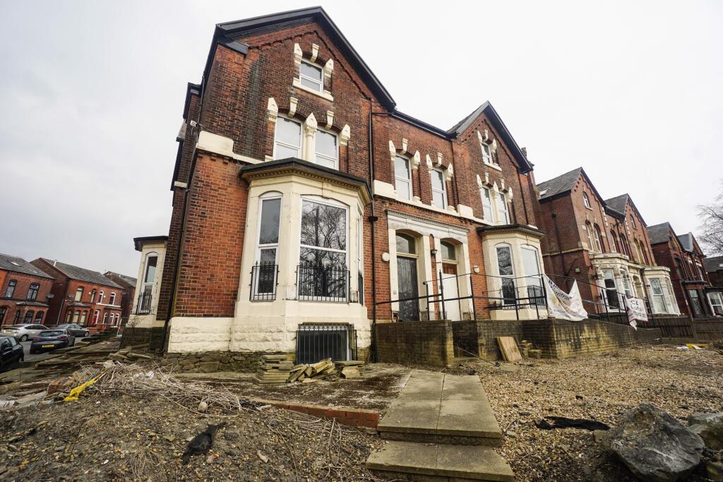 8 bed Character Property