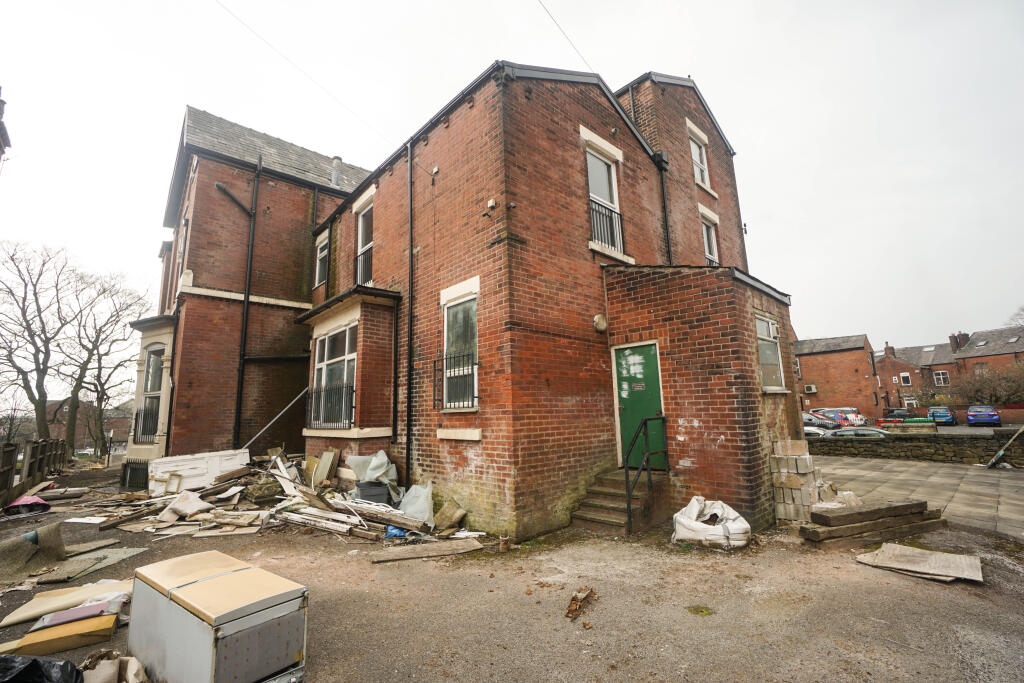 8 bed Character Property