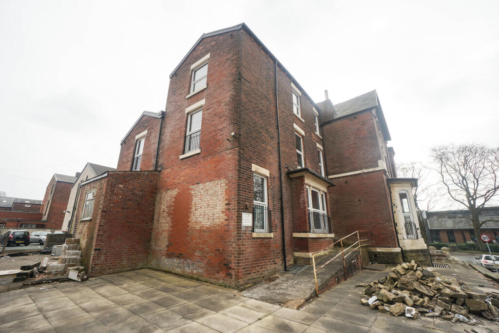 8 bed Character Property