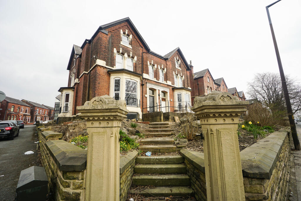 8 bed Character Property