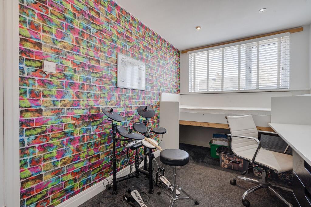 4 bed Semi-Detached