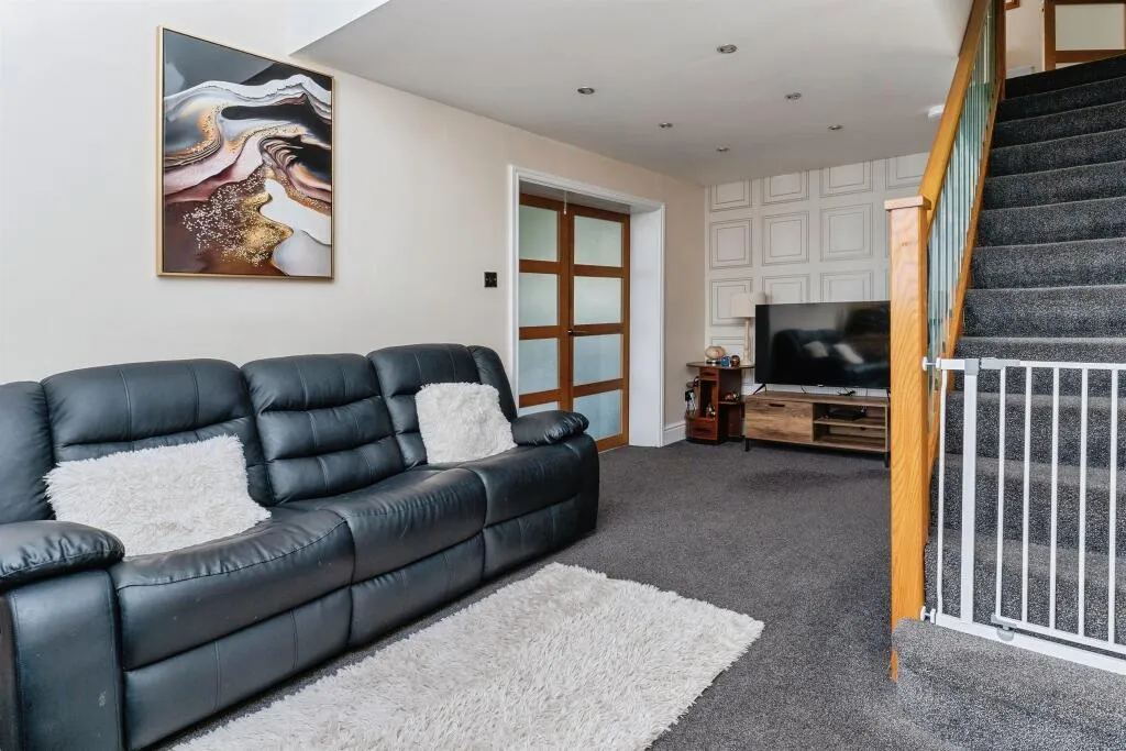 4 bed Detached