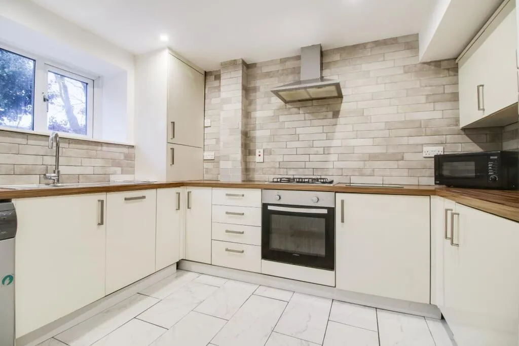 3 bed End of Terrace