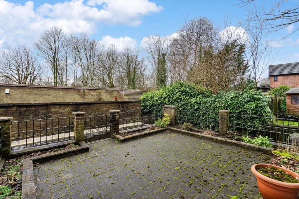 3 bed End of Terrace