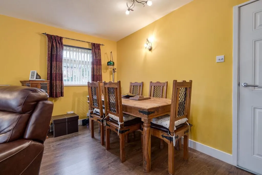 3 bed End of Terrace
