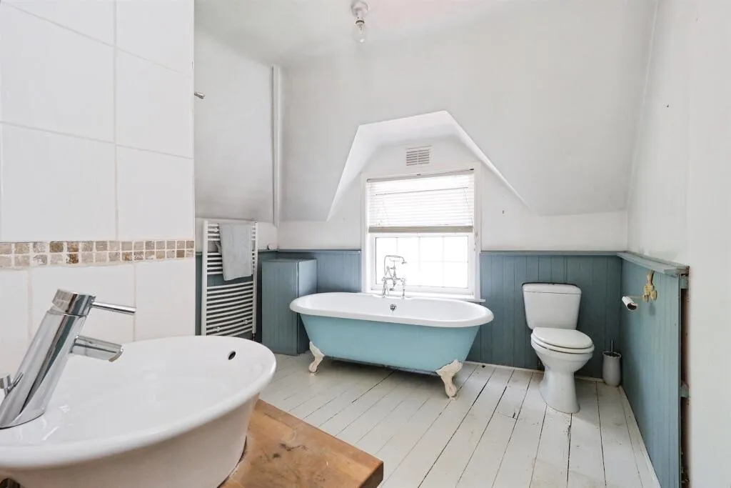 2 bed Link Detached House