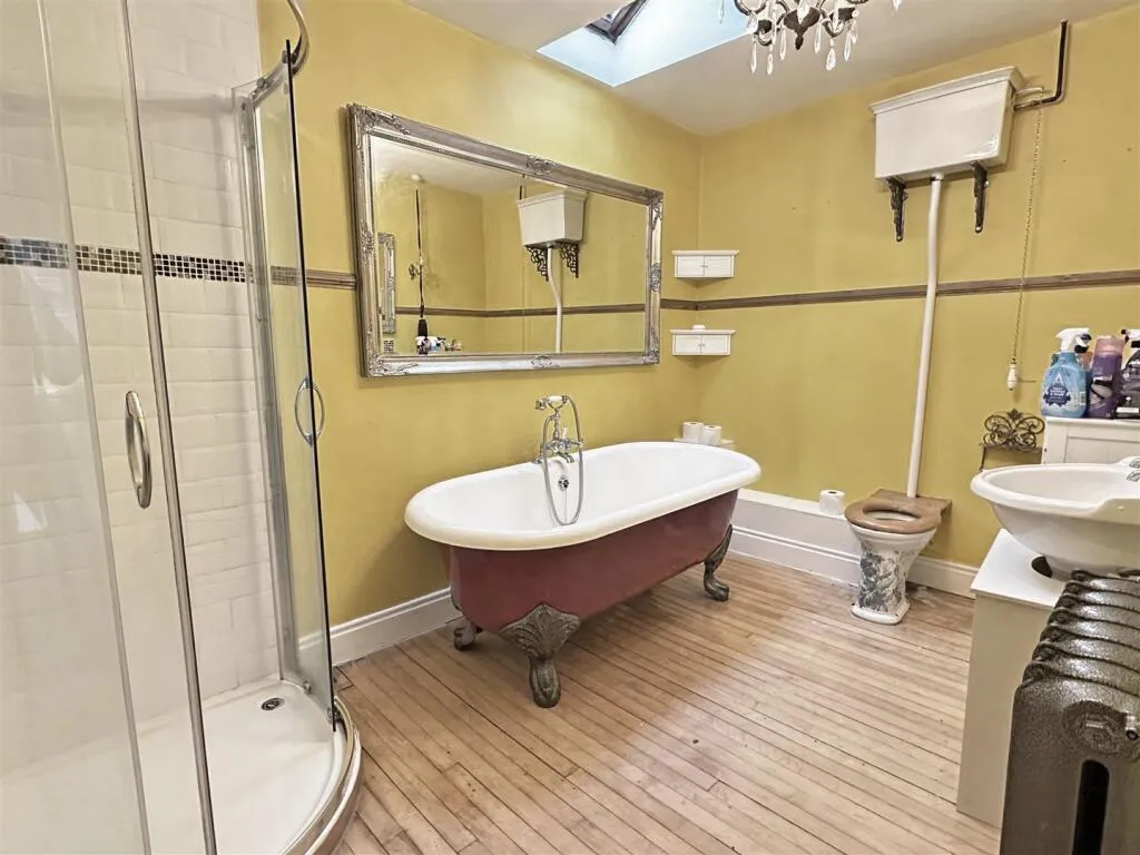 3 bed End of Terrace
