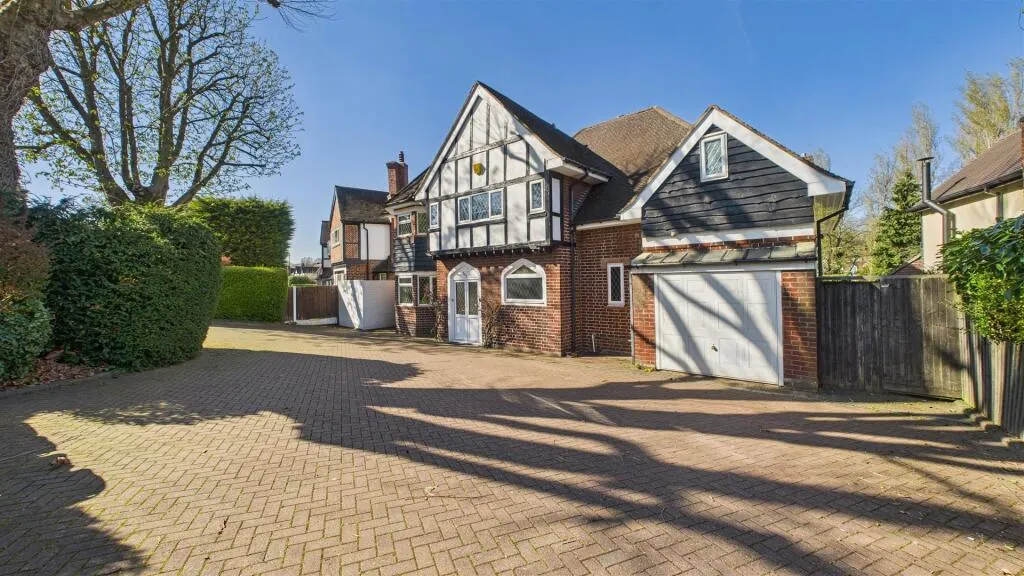 5 bed Detached
