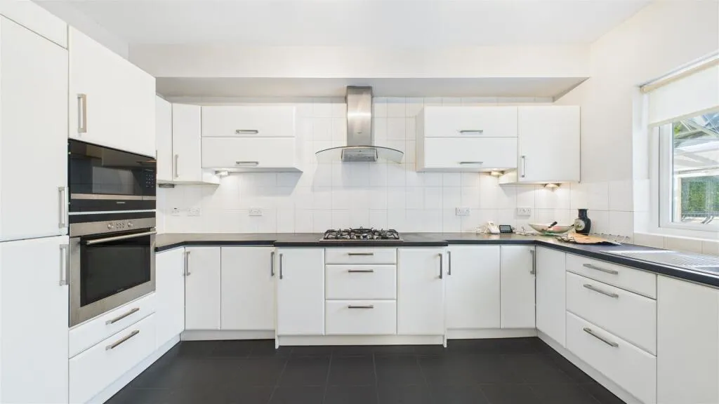 5 bed Detached