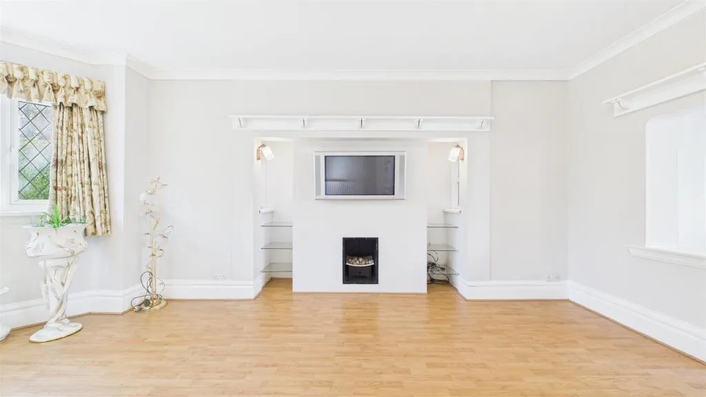 5 bed Detached