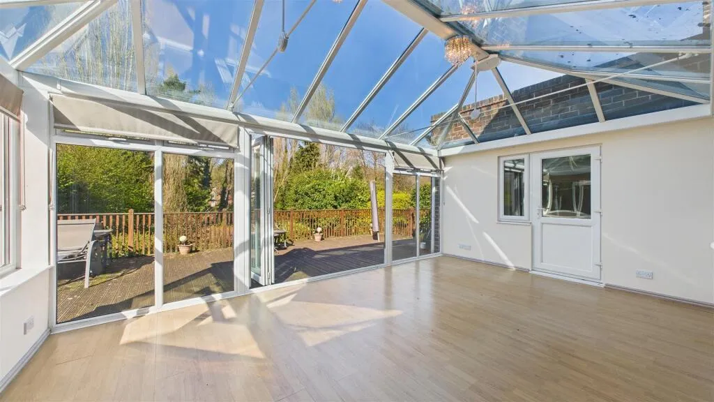 5 bed Detached