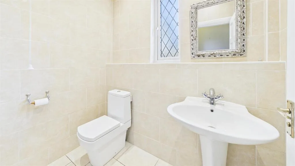 5 bed Detached