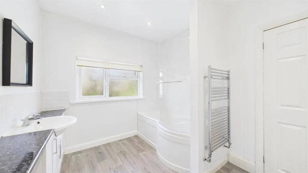 5 bed Detached