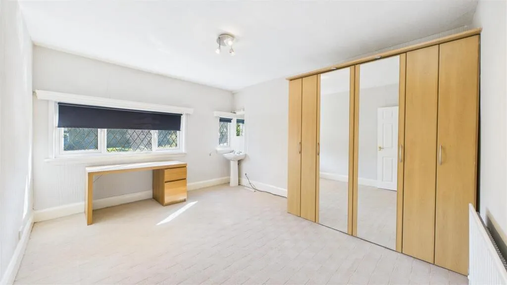 5 bed Detached