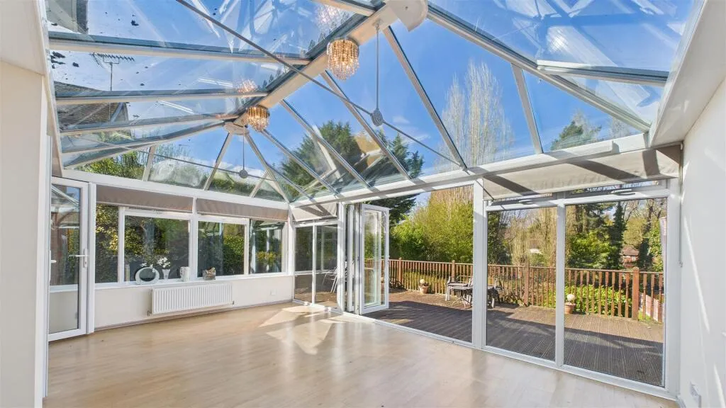 5 bed Detached