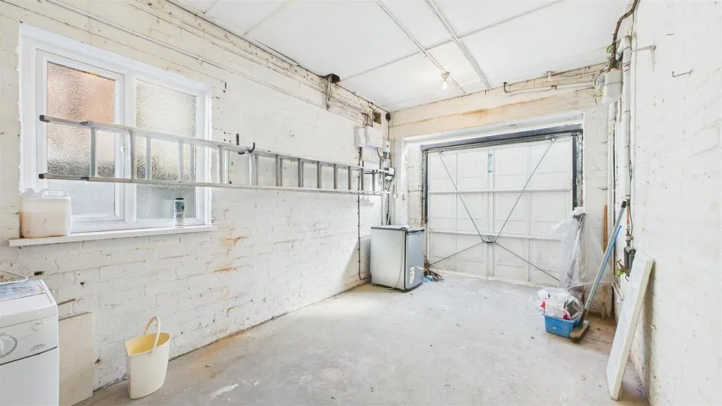 5 bed Detached