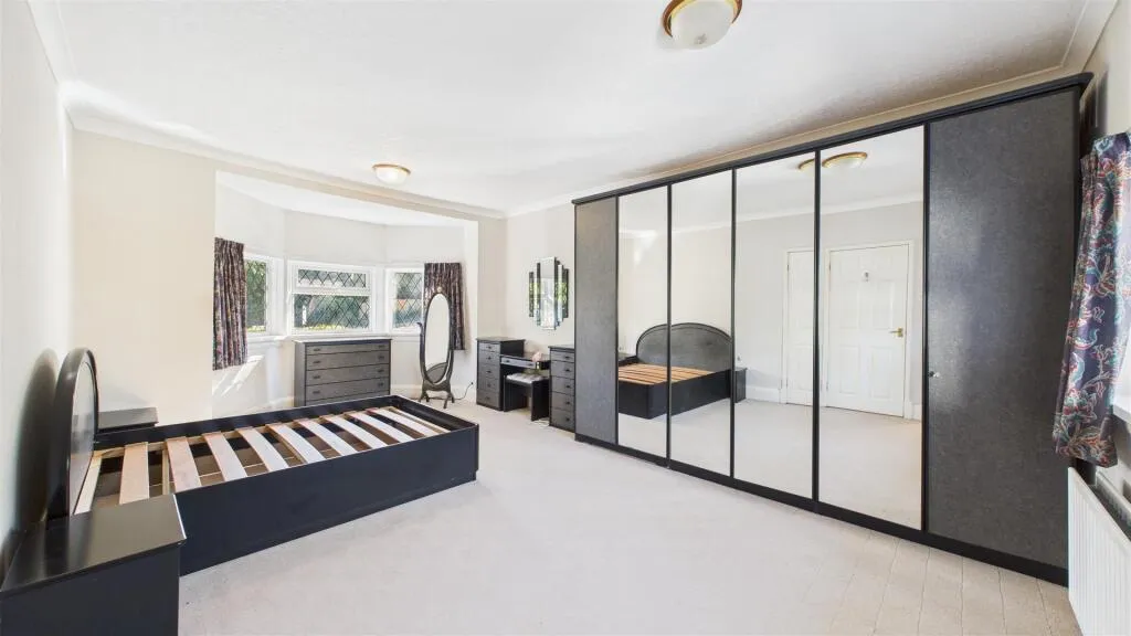 5 bed Detached