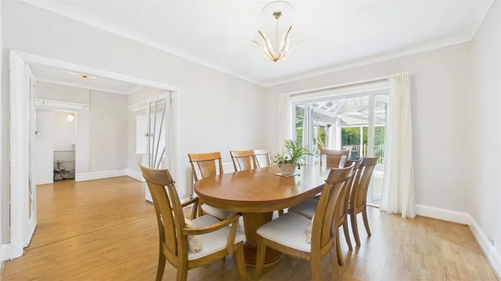 5 bed Detached