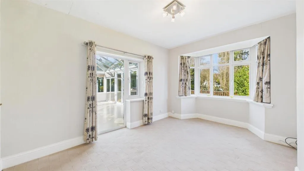 5 bed Detached