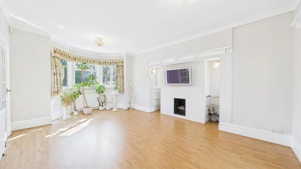 5 bed Detached