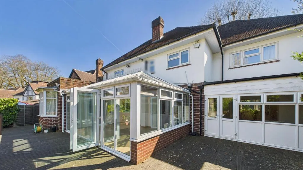 5 bed Detached