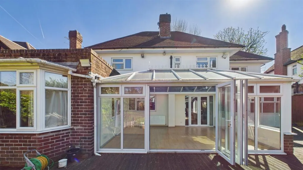 5 bed Detached