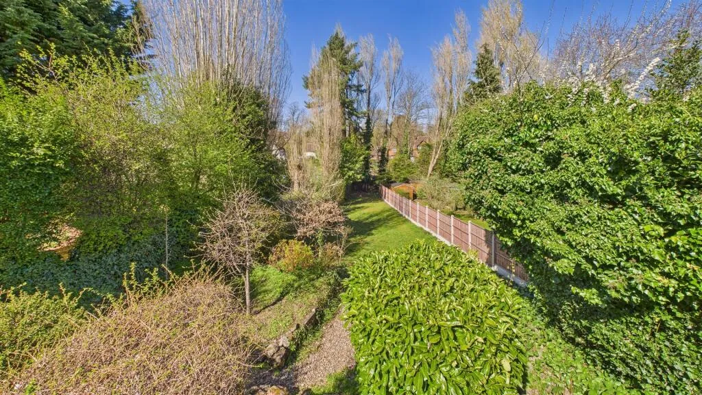 5 bed Detached