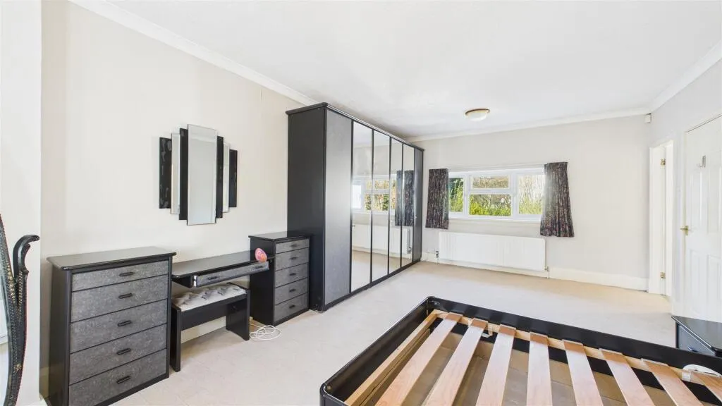 5 bed Detached
