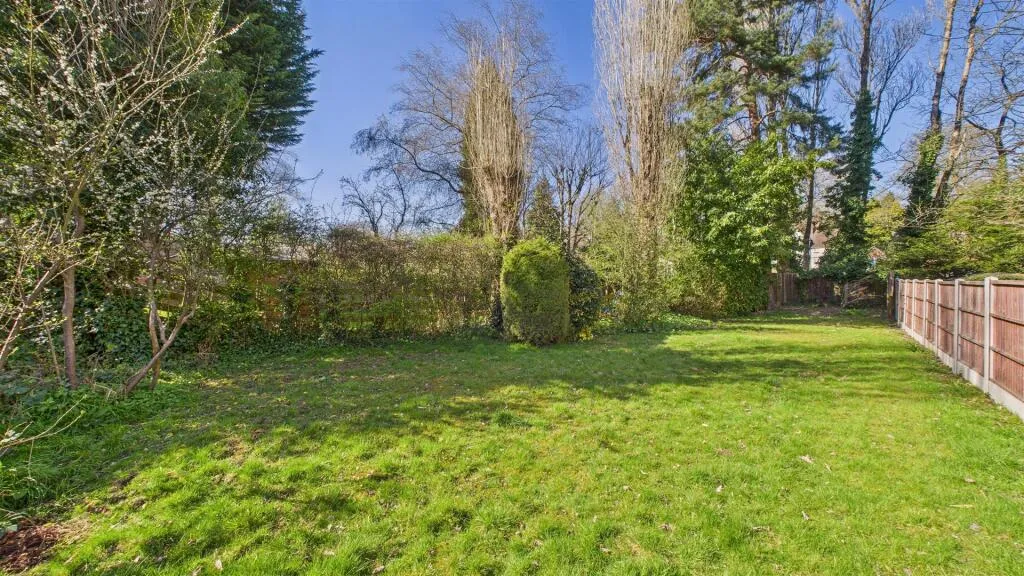 5 bed Detached