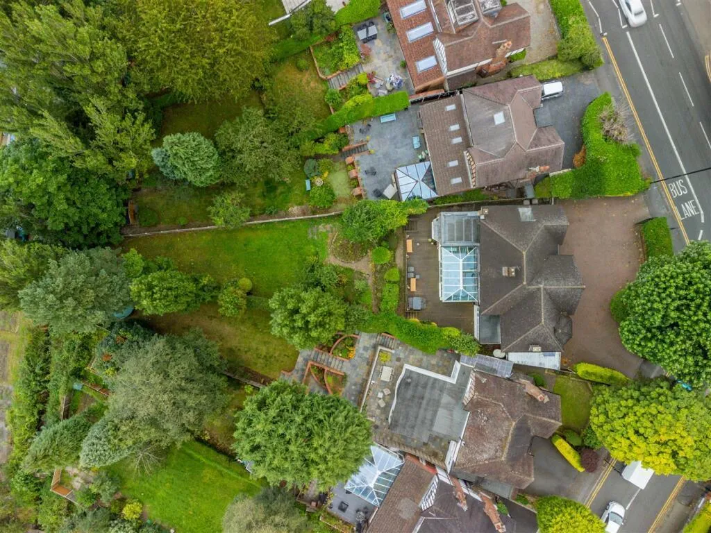 5 bed Detached