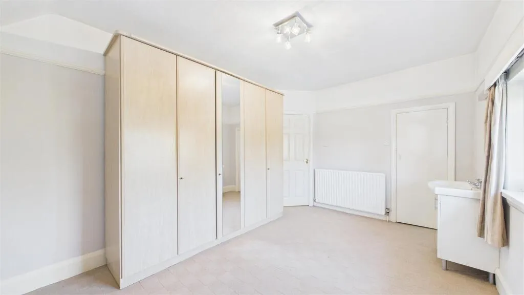 5 bed Detached