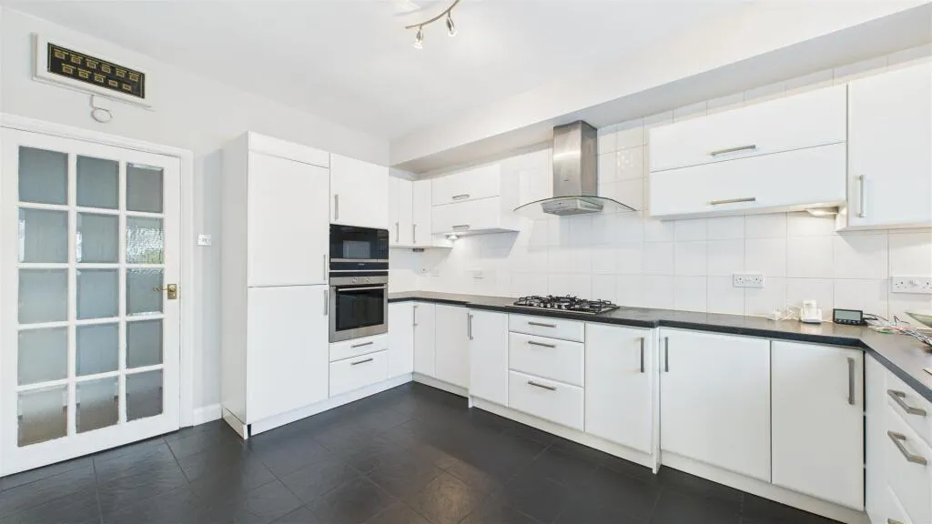 5 bed Detached