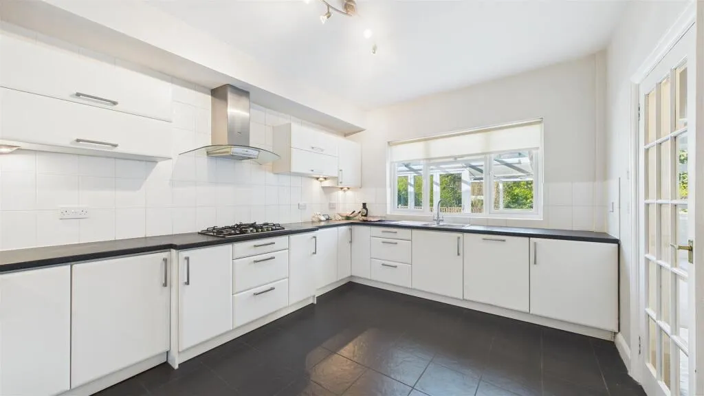5 bed Detached