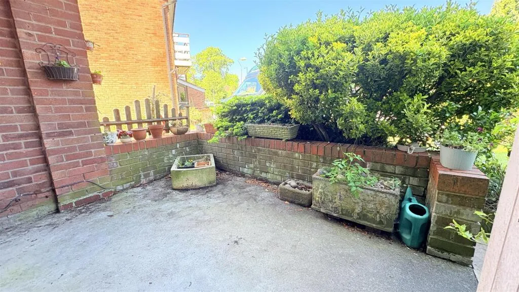 2 bed Ground Flat
