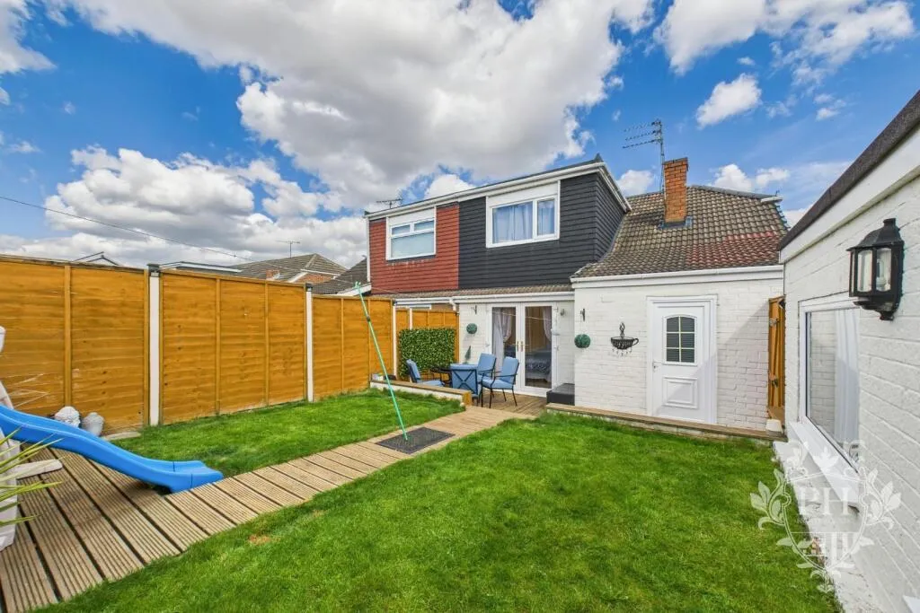 4 bed Semi-Detached Bungalow