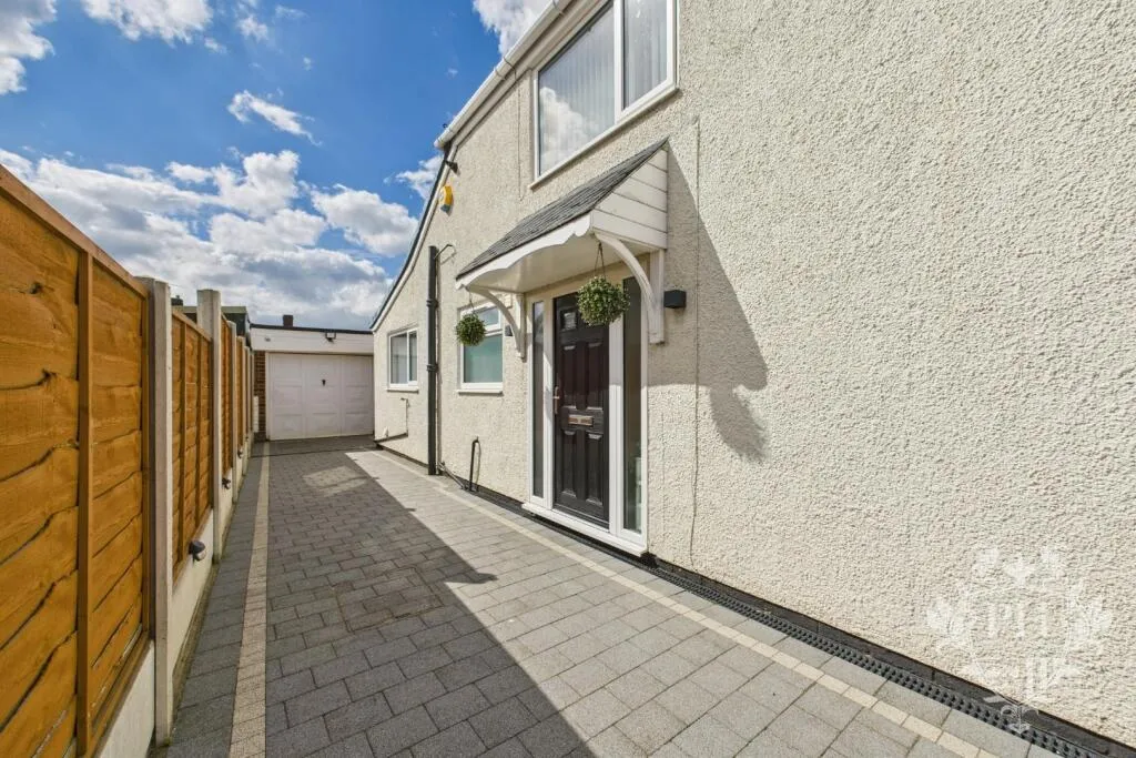 4 bed Semi-Detached Bungalow