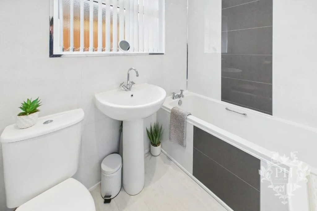 4 bed Semi-Detached Bungalow