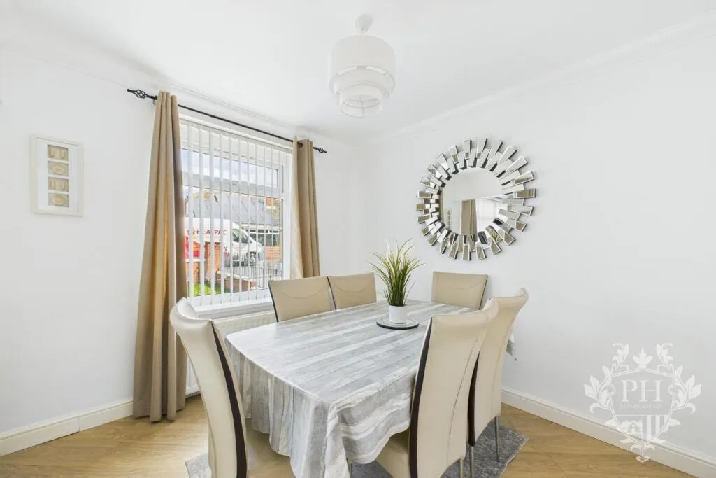 4 bed Semi-Detached Bungalow