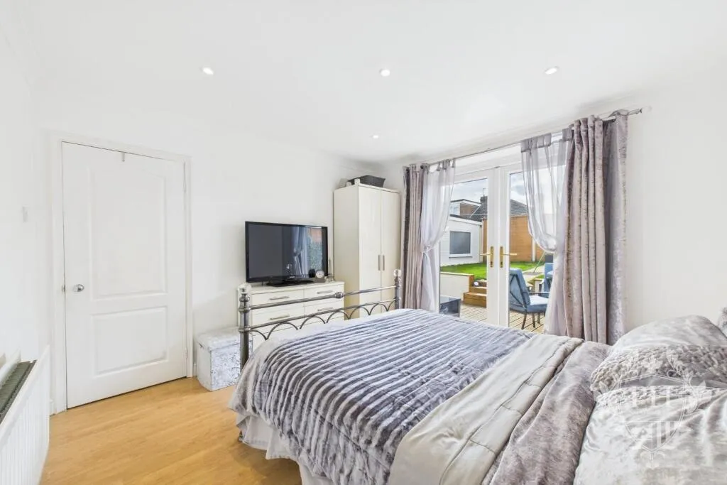 4 bed Semi-Detached Bungalow